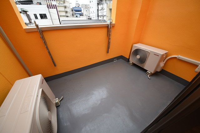 幟立ビルのバルコニー