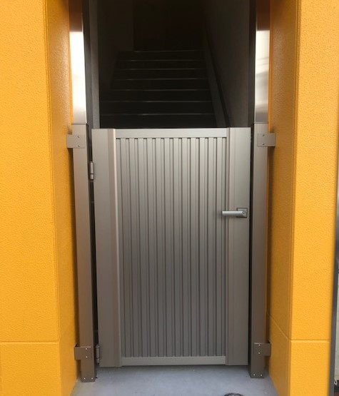 幟立ビルのエントランス