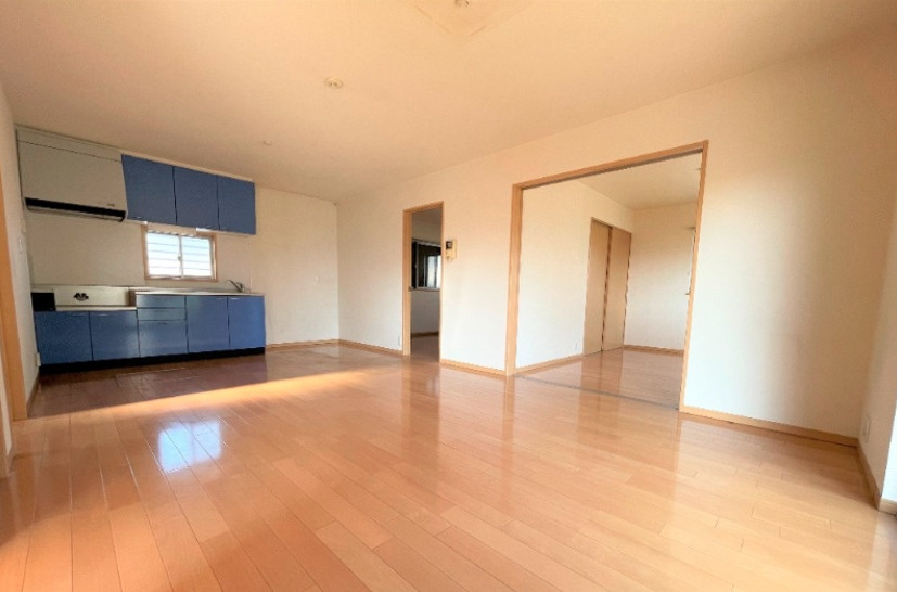 ナーストラヴィ長浜【キャッシュバック対象物件】の居間・リビング|ゆったり過ごせる居間です