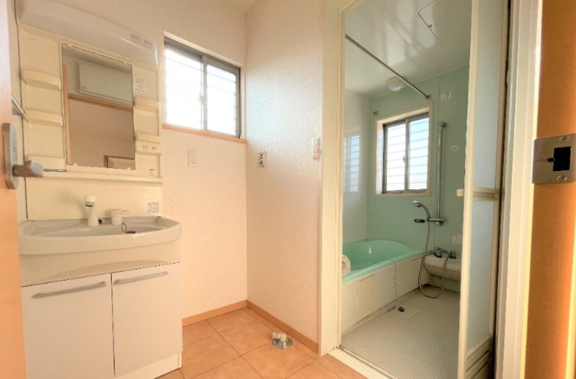 ナーストラヴィ長浜【キャッシュバック対象物件】の洗面所|スペースが確保できる洗面所です