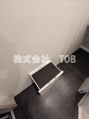 【設備】 | サンジュエル松原 | 玄関の椅子※クリーニング中の撮影※