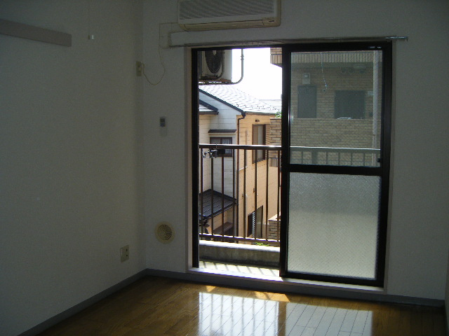 石原マンションの居間・リビング|明るい室内