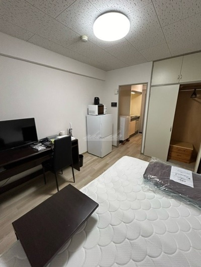 シモンズベッド、マット、机、椅子、カーテン、掃除機、テレビ、エアコン、照明 