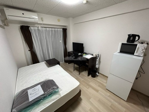 シモンズベッド、マット、机、椅子、カーテン、掃除機、テレビ、エアコン、照明