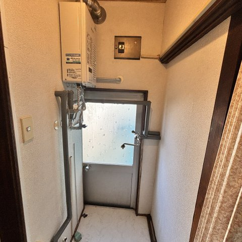 祝津町2丁目26-23貸家の玄関