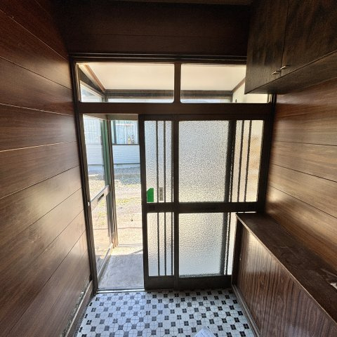 祝津町2丁目26-23貸家の玄関