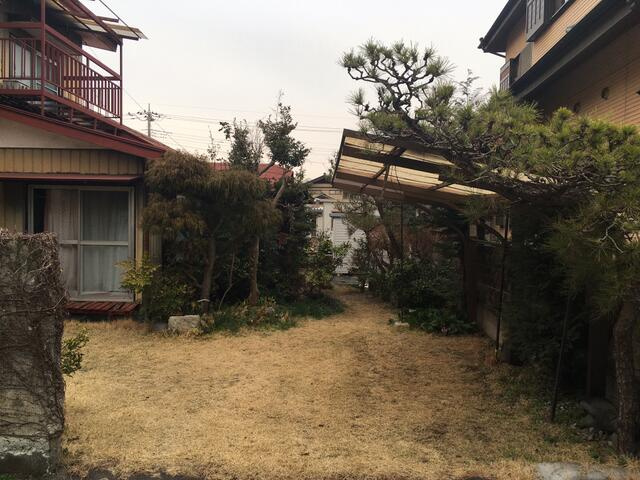 さくら市氏家　５DK　中古住宅の庭|庭　カーポート。