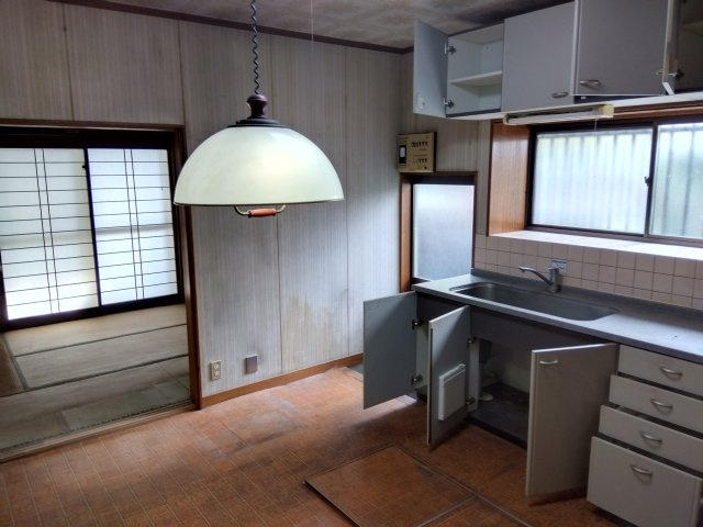 売中古戸建　三島市中田町の居間・リビング|ダイニングキッチンの横には和室があります。食後に気持ち良くお昼寝出来そうですね。