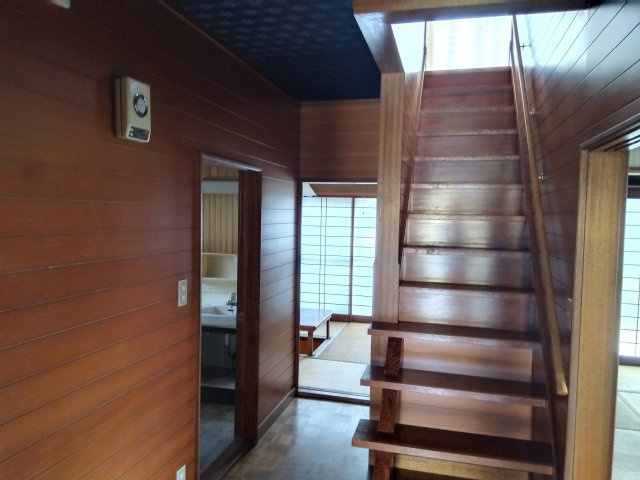 売中古戸建　三島市中田町の内装|ストレート階段なのでシンプルな見た目です。手摺が付いており安全です。