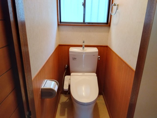 売中古戸建　三島市中田町のトイレ|トイレには窓があり明るい室内です。シンプルで清潔感があるトイレです。
