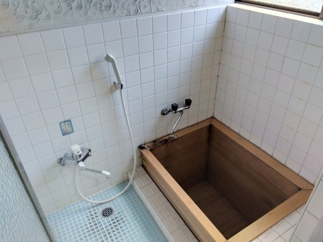 売中古戸建　三島市中田町の浴室|窓があるので明るい室内です。木のオシャレな浴槽です。白いタイルが清潔感があります。
