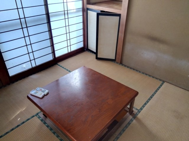 売中古戸建　三島市中田町の和室|大きい窓から入るたっぷりの日差しが嬉しいですね。畳は柔らかいので子供を遊ばせても安全ですね。