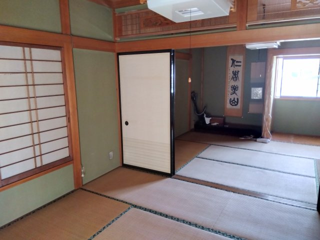 売中古戸建　三島市中田町の和室|和室には床の間があります。風情ある空間に癒されます。二間続きなので広々と使えます。