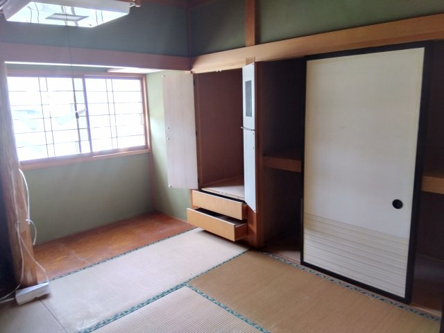 売中古戸建　三島市中田町の和室|窓から部屋にやわらかな陽光が注ぎます。押入れがあるので布団をしまっておく事も出来ます。