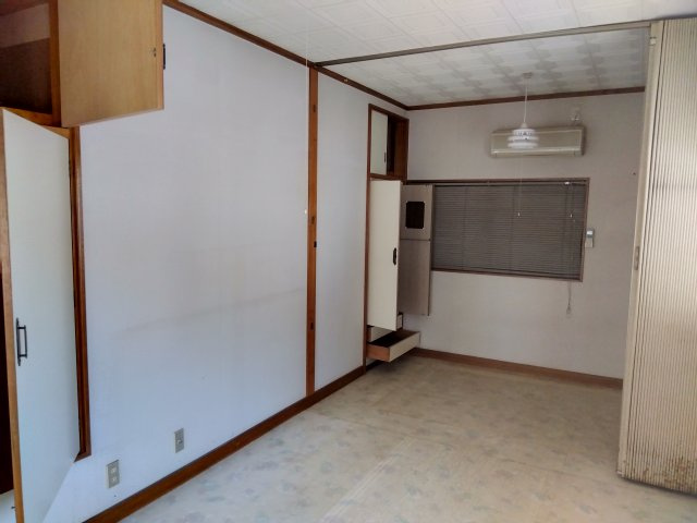 売中古戸建　三島市中田町の洋室|広々とした洋間です。真ん中で区切って使う事も可能です。収納がたっぷりあるのが嬉しいですね。