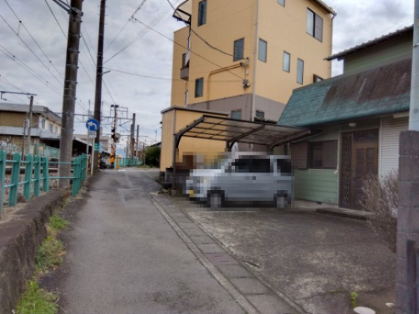 売中古戸建　三島市中田町の前面道路含む現地写真|現状接道がなく再建築不可物件です。