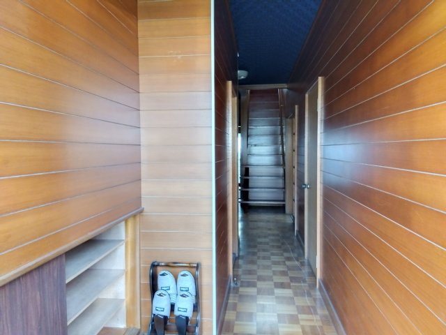 売中古戸建　三島市中田町の玄関|備え付けの玄関収納があります。靴をしまって玄関をすっきりと使えます。
