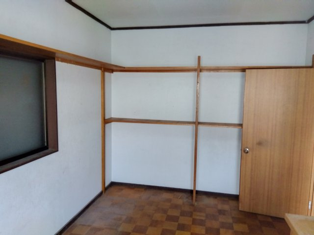 売中古戸建　三島市中田町の洋室|フローリングが市松模様風でオシャレな雰囲気です。壁紙が白いので空間が広く感じます。