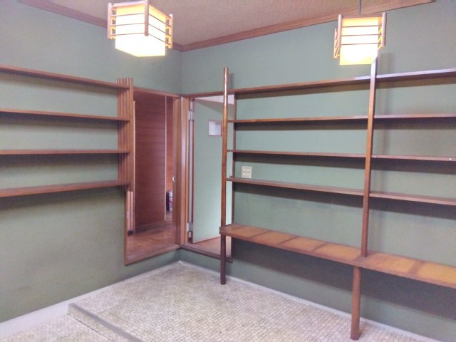 売中古戸建　三島市中田町のその他|店舗として使われていた部分になります。壁付けの棚があるので商品の在庫を置いておけます。