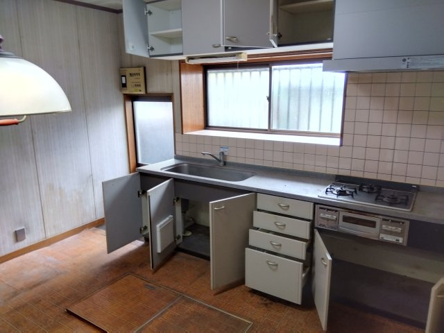売中古戸建　三島市中田町のキッチン|キッチンには窓があり明るく開放的です。収納スペースがたきさんあるので食器をしまっておけるのでスッキリした印象になります。