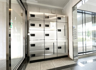 【その他共用部分】 | グラン・ドムール城陽 | エントランスには【宅配BOX】があり留守中でも荷物が受け取れるので助かります。気にせずに外出できますね。