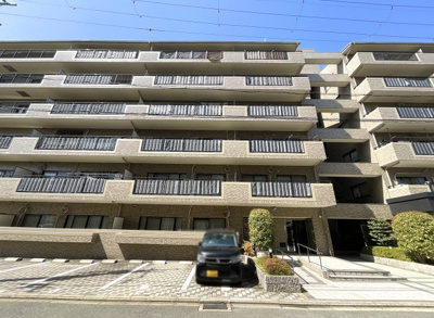 【外観】 | グラン・ドムール城陽 | 緑豊かな自然にも恵まれ、東側に立地の水度神社に至る並木通りは、散策やリフレッシュにもおすすめのスポットです。