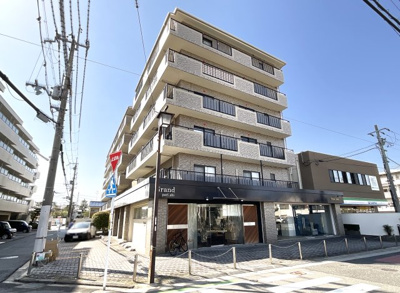 【外観】 | グラン・ドムール城陽 | 1階部分には店舗や事務所が入っています。