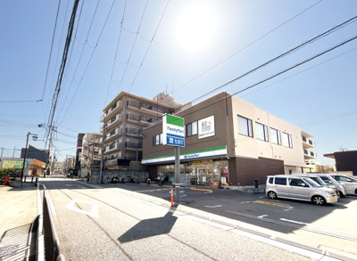 【周辺】 | グラン・ドムール城陽 | 【ファミリーマート】マンションの隣にコンビニエンスストアがあるので24時間気にせず買物が出来ます