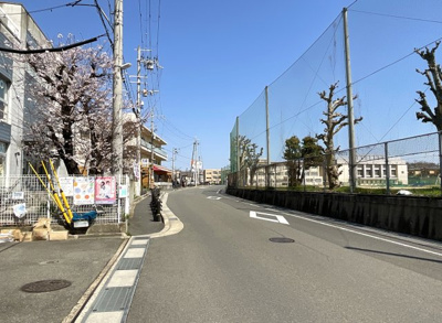 【周辺】 | グラン・ドムール城陽 | 【生活至便地】マンション目の前の道を進むと、約200ｍの間に保育園、中学校、スーパー、ドラッグストアがあります