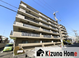 【外観】 | JR『城陽駅』まで徒歩5分《快速停車なら京都駅まで22分》隣にコンビニ、スーパー徒歩3分・ドラッグストア徒歩4分と買物便利な立地です。