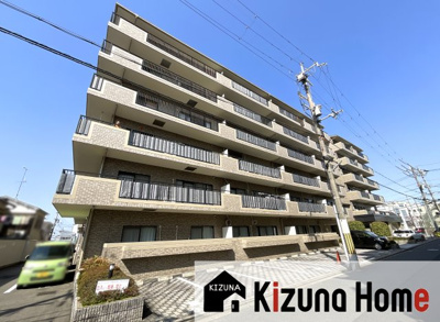 【外観】 | グラン・ドムール城陽 | JR『城陽駅』まで徒歩5分《快速停車なら京都駅まで22分》隣にコンビニ、スーパー徒歩3分・ドラッグストア徒歩4分と買物便利な立地です。