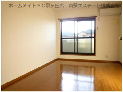 【居間・リビング】 | リヴェール東野 | こちらのリビングで趣味の時間をお楽しみください