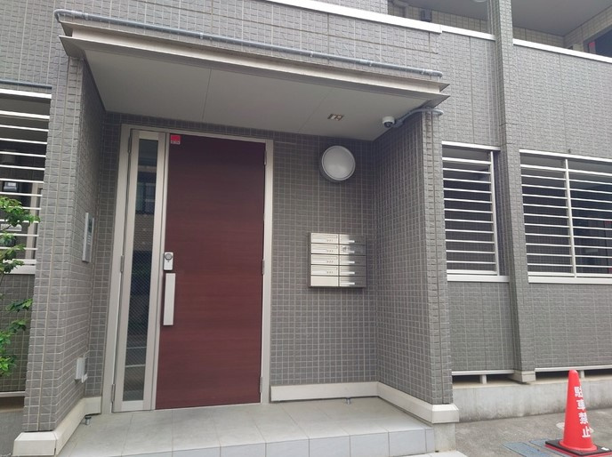 クレセント新町のエントランス