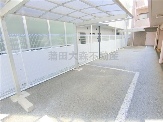 カーサフローラの駐車場