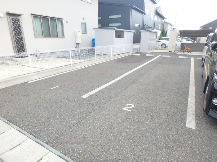 グランディフローラの駐車場