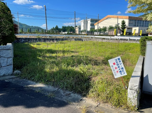 【前面道路含む現地写真】 | 桜川市富士見台389.74㎡売地 | 入口からの撮ったものです。間口５ｍあるので車の出入り大丈夫です。