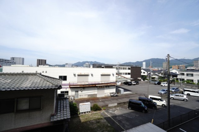 【展望】 | 【上質リノベ】ロイヤルパレス廿日市本町 | 【四季を感じる】
四季の移ろい・爽やかな青空や風を感じられ
自然を愉しめるパノラマビュー。
毎日の暮らしに余裕を感じさせてくれる、
遮る物の無い開放的な眺望を是非、ご堪能ください。