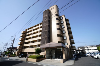 【外観】 | 【上質リノベ】ロイヤルパレス廿日市本町 | 【耐震性】
耐震性の高さを判断するポイントは、
建築確認申請日が1981年6月1日以降の
新耐震基準に適合しているかどうか。
震度６程度の大地震でも
建物が崩壊しないレベルが基準になりました。