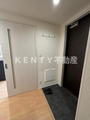 【玄関】 | スカイハイム仲六郷 | 収納もある玄関です