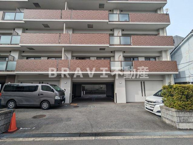 ライフステージ緑橋 BRAVI不動産の駐車場|【ドゥエリング緑橋】カースペースがあります