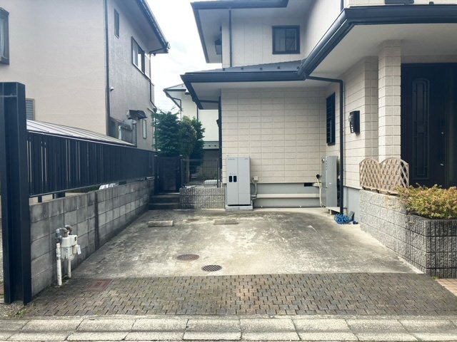 【駐車場】 | 桂坂 御陵大枝山町一丁目一戸建 | 並列駐車可