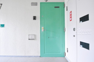 【その他共用部分】 | 皆様をお迎えする、お部屋の玄関ドア。開けやすさや開放角度、ドアノブの操作しやすさや鍵の形状などを、現地で一度ご確認ください。～即日のご見学可能～　お問合せはお気軽にどうぞ。