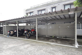 【駐車場】 | バイク置き場。空き区画の有無や駐輪料金、サイズおよび排気量規定などについては、改めてお問い合わせください。～即日のご見学可能～　お問合せはお気軽にどうぞ。

