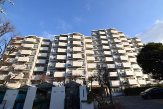 【外観】 | 青空によく映える建物です。手入れの行き届いた外壁やマンション正面エントランスなど、綺麗な姿をぜひ一度、現地にてご覧ください。～即日のご見学可能～　お問合せはお気軽にどうぞ。

