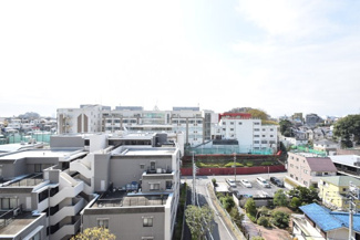 【展望】 | 眼前に広がる空の雄大さと、このお部屋の自慢の一つである「眺望」をご覧ください。毎日、この景色を独り占めできる新生活に夢が広がります。～即日のご見学可能～　お問合せはお気軽にどうぞ。
