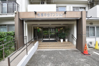 【エントランス】 | お客様を、そして住人を出迎えてくれるマンションのエントランス。ゴミが落ちていないことからも、管理状態の良さや住民の節度の高さが見て取れます。～即日のご見学可能～　お問合せはお気軽にどうぞ。
