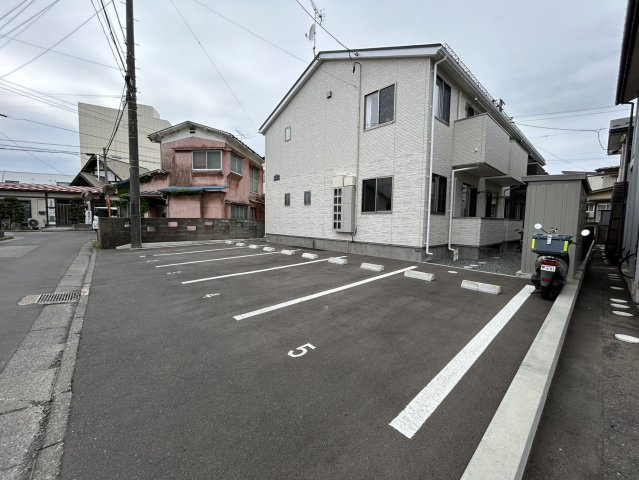 レジデンス西下台の駐車場