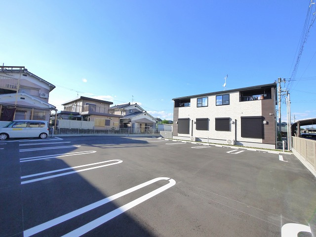 アストラル　ファインⅡの駐車場|車をお持ちの方に嬉しい駐車場付きの物件です