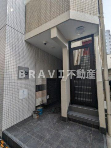 ドゥエリング緑橋 BRAVI不動産のエントランス|【ドゥエリング緑橋】落ち着いたエントランスです