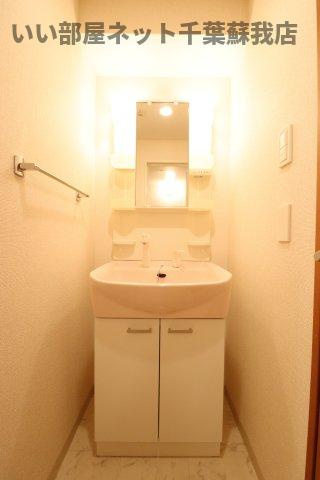 Biz STAY 千葉・蘇我の洗面所|椅子をしまえてメイクも出来る大きな洗面台！
